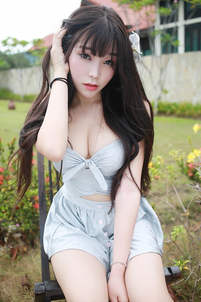 甜妹芝芝手捧巨大美乳让人想入非非(图24)