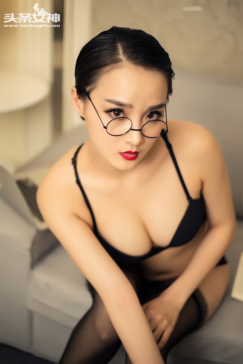 [Toutiao头条女神]No.046_嫩模营营黑丝内衣眼镜小秘书蕾丝内裤极致诱惑32P