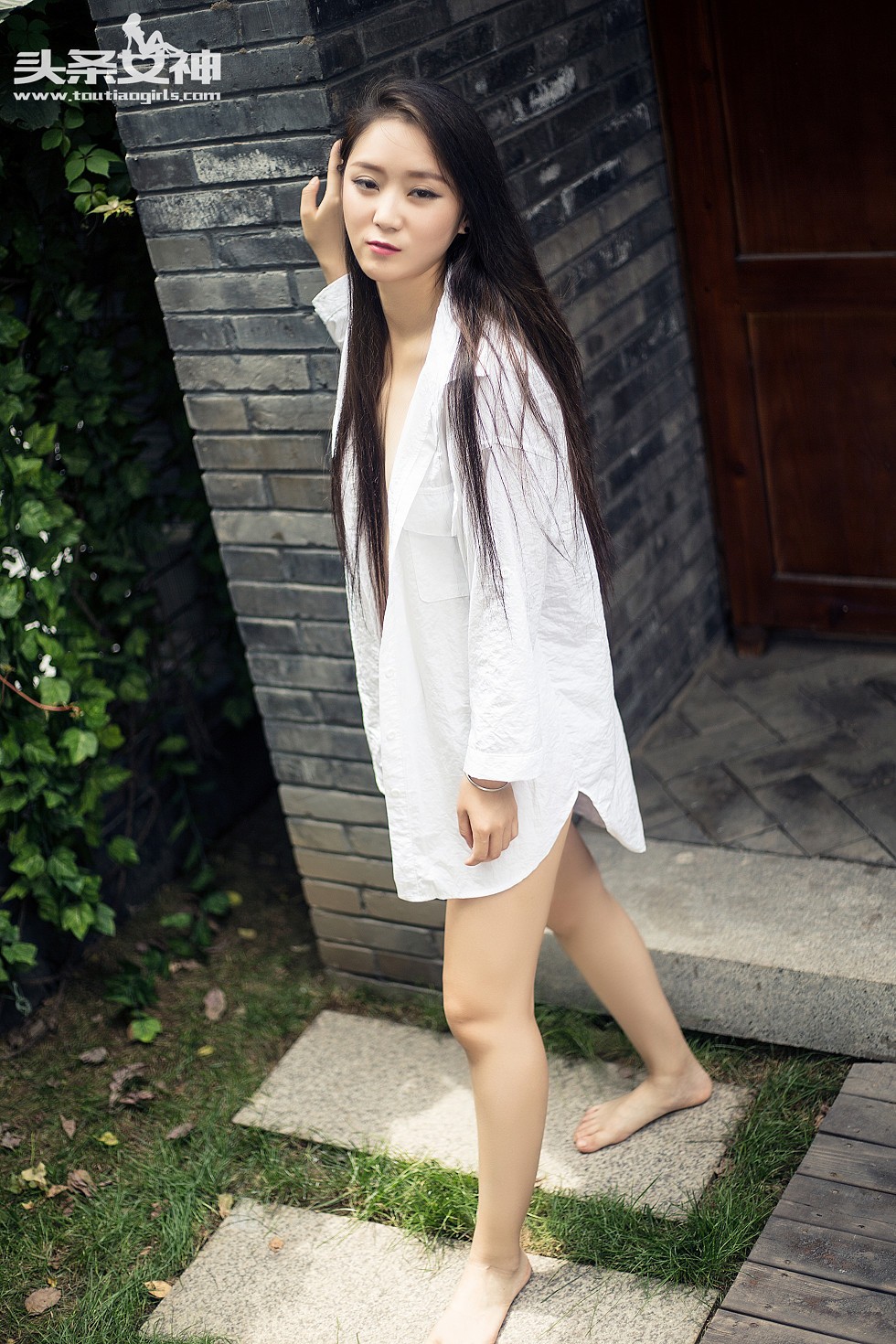 [Toutiao头条女神]No.047_嫩模小雅不扣纽扣的跳跃白衬衫真空诱惑写真32P