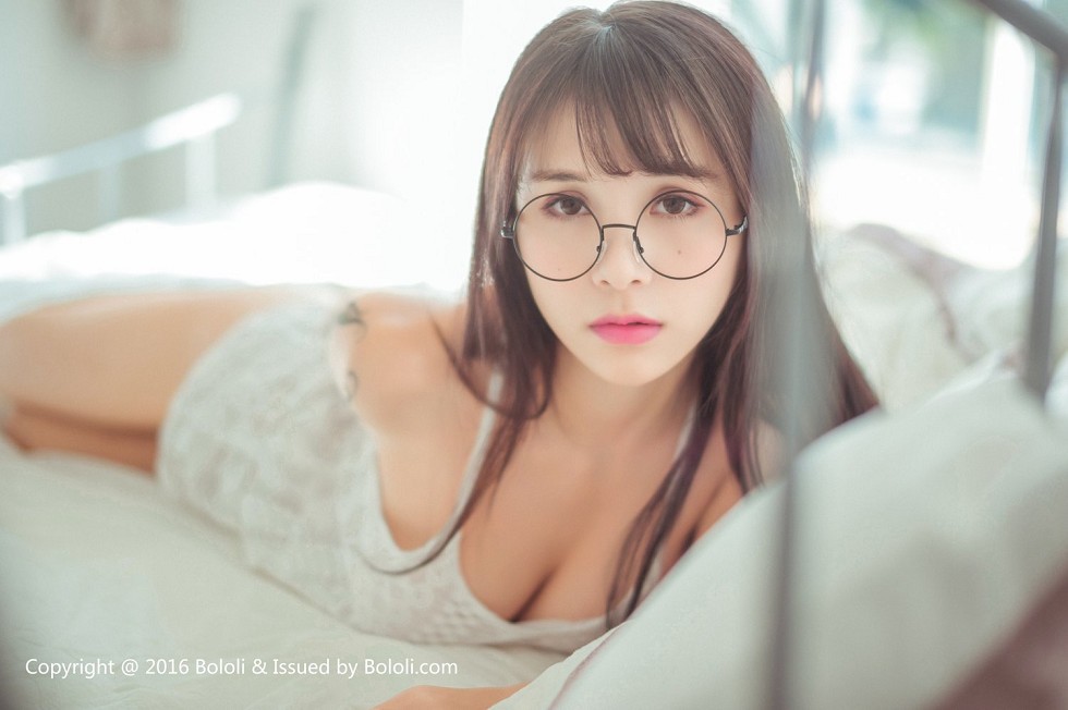 [BoLoli波萝社新刊]Vol.040_嫩模夏美酱卧室私房白色连身裙+蕾丝内裤完美诱惑写真87P