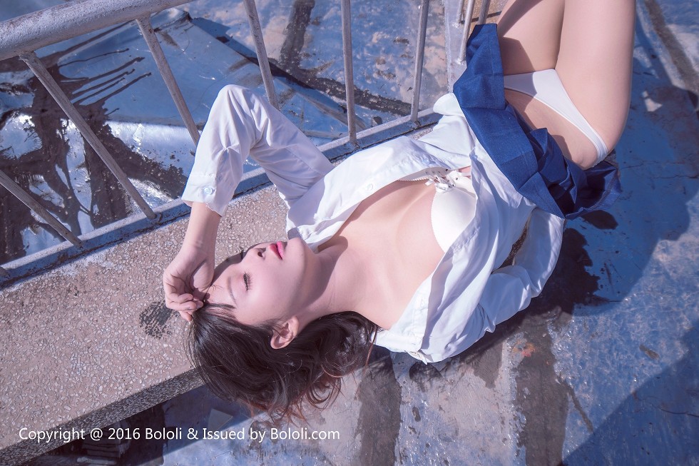 [BoLoli波萝社新刊]Vol.055_嫩模菟菟Victoria天台JK制服脱内衣全裸秀美乳诱惑写真40P