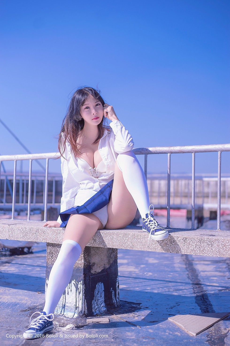 [BoLoli波萝社新刊]Vol.055_嫩模菟菟Victoria天台JK制服脱内衣全裸秀美乳诱惑写真40P