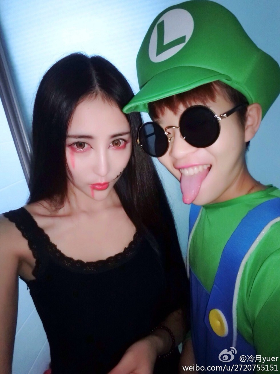 性感尤物乳神伍月yuer海量微博生活写真秀150P