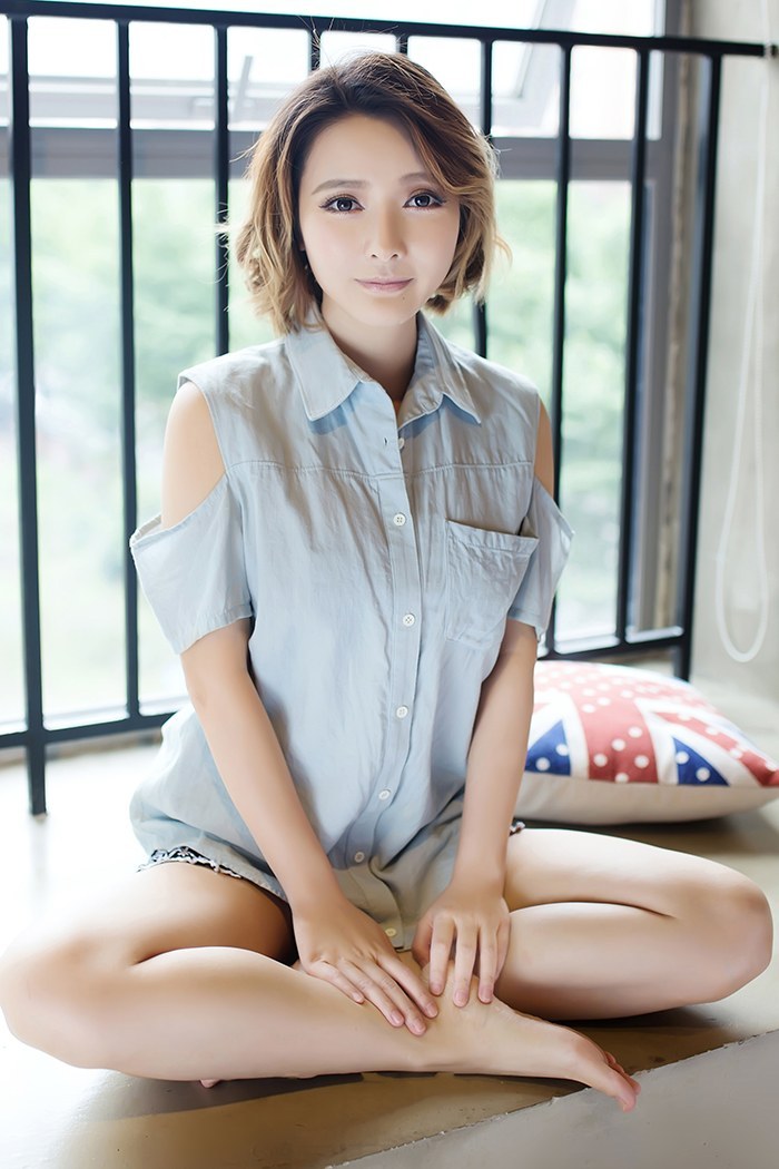 日本老湿性感内衣秀傲人豪乳翘臀(图1)