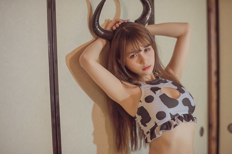 一品奶牛夏美酱酥胸半露乳量惊人(图34)