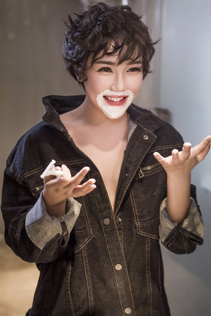 丝袜少妇大悦悦全裸上身秀傲人美乳(图19)