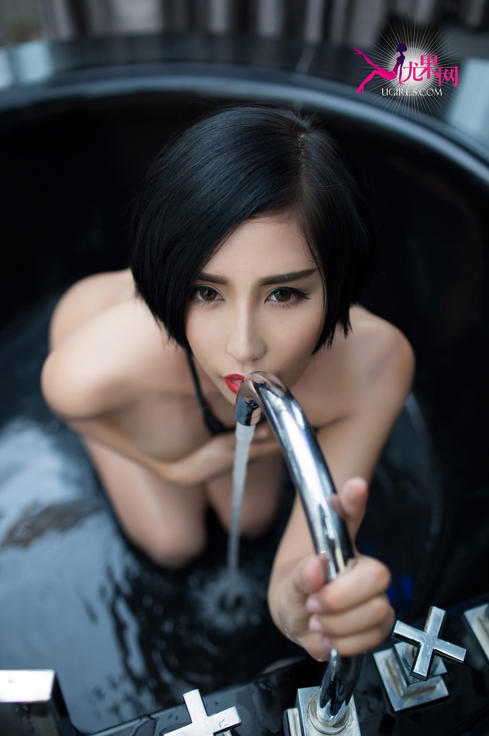[Ugirls尤果网]E041_嫩模娜依灵儿魅惑眼神大尺度人体艺术诱惑写真35P