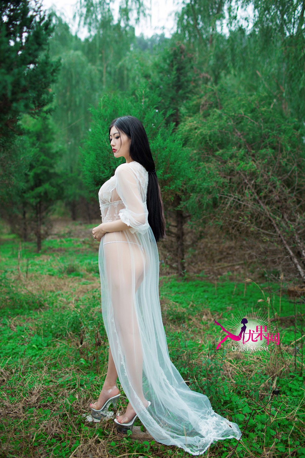 [Ugirls尤果网]E051_嫩模金子熙户外大尺度薄纱秀豪乳美臀诱惑写真45P