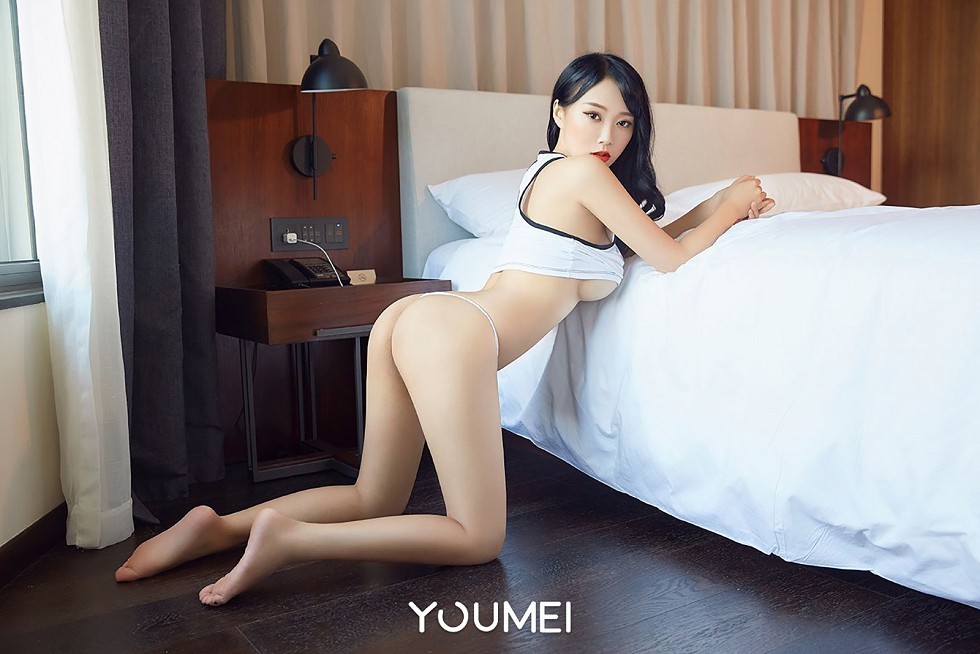 [YouMei尤美]Vol.070_嫩模何嘉颖私房床上撩衣真空露豪乳性感丁字裤诱惑写真17P