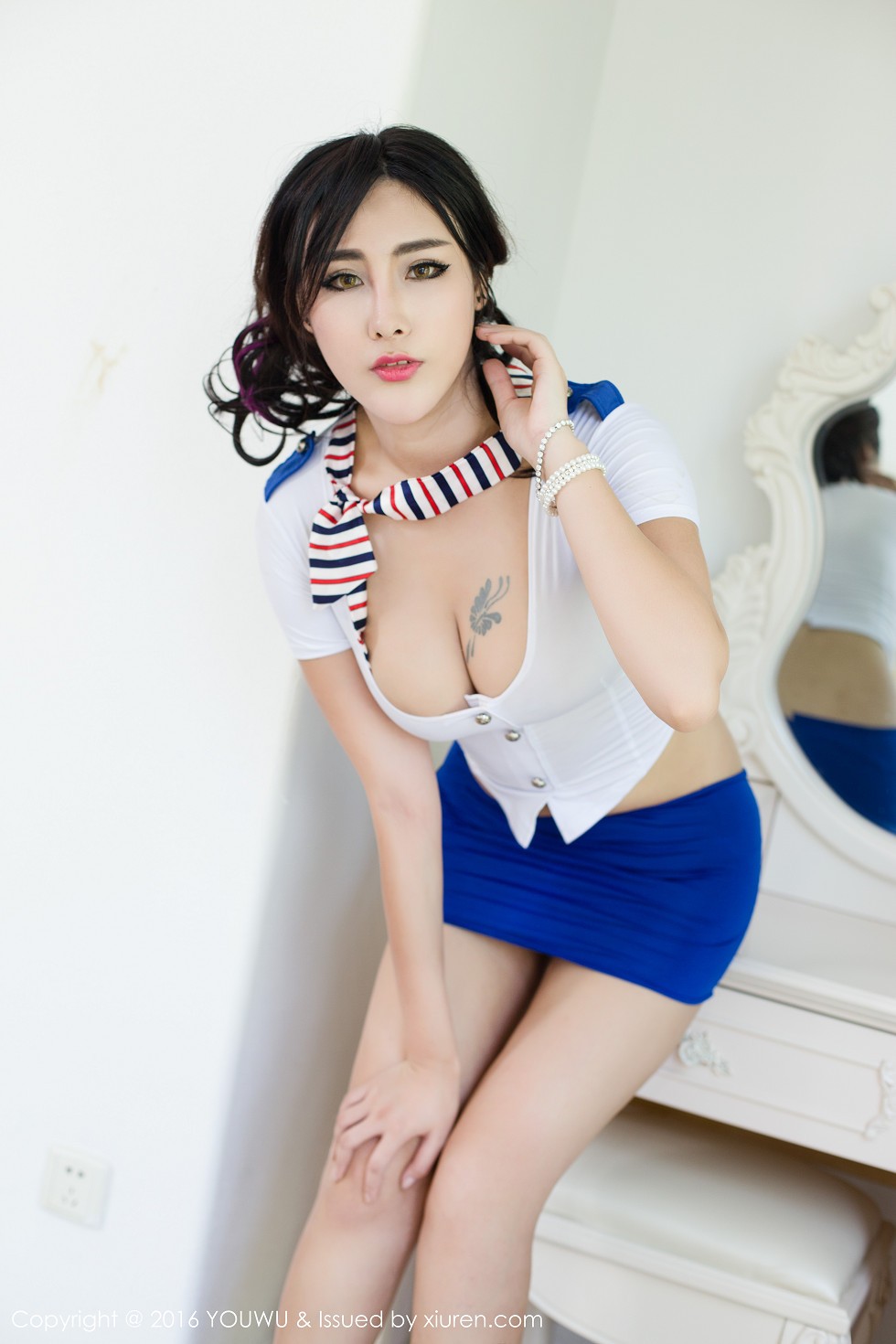 [YouWu尤物馆]Vol.031_嫩模FoxYini孟狐狸空姐制服秀半球撩人姿势诱惑写真56P