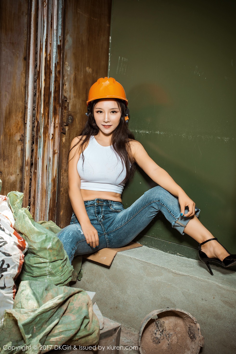 [DKGirl御女郎]Vol.043_高颜值嫩模媛美人狂野电工真空露半球完美曲线诱惑写真53P