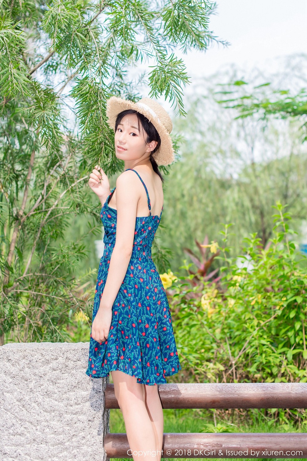 [DKGirl御女郎]Vol.055_美乳女神苍井优香街拍特辑甜美草帽少女露背吊带裙性感写真53P