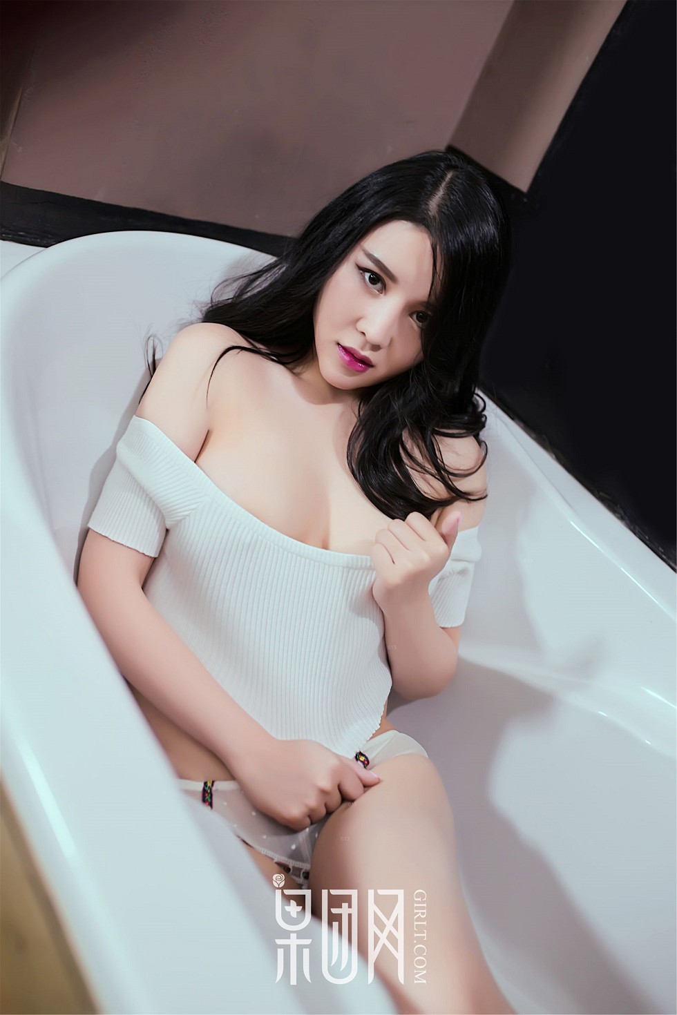 [GIRLT果团网]NO.029_翘臀奶霸sukki浴室粉嫩连身裙湿身诱惑+SM虐恋诱惑写真60P