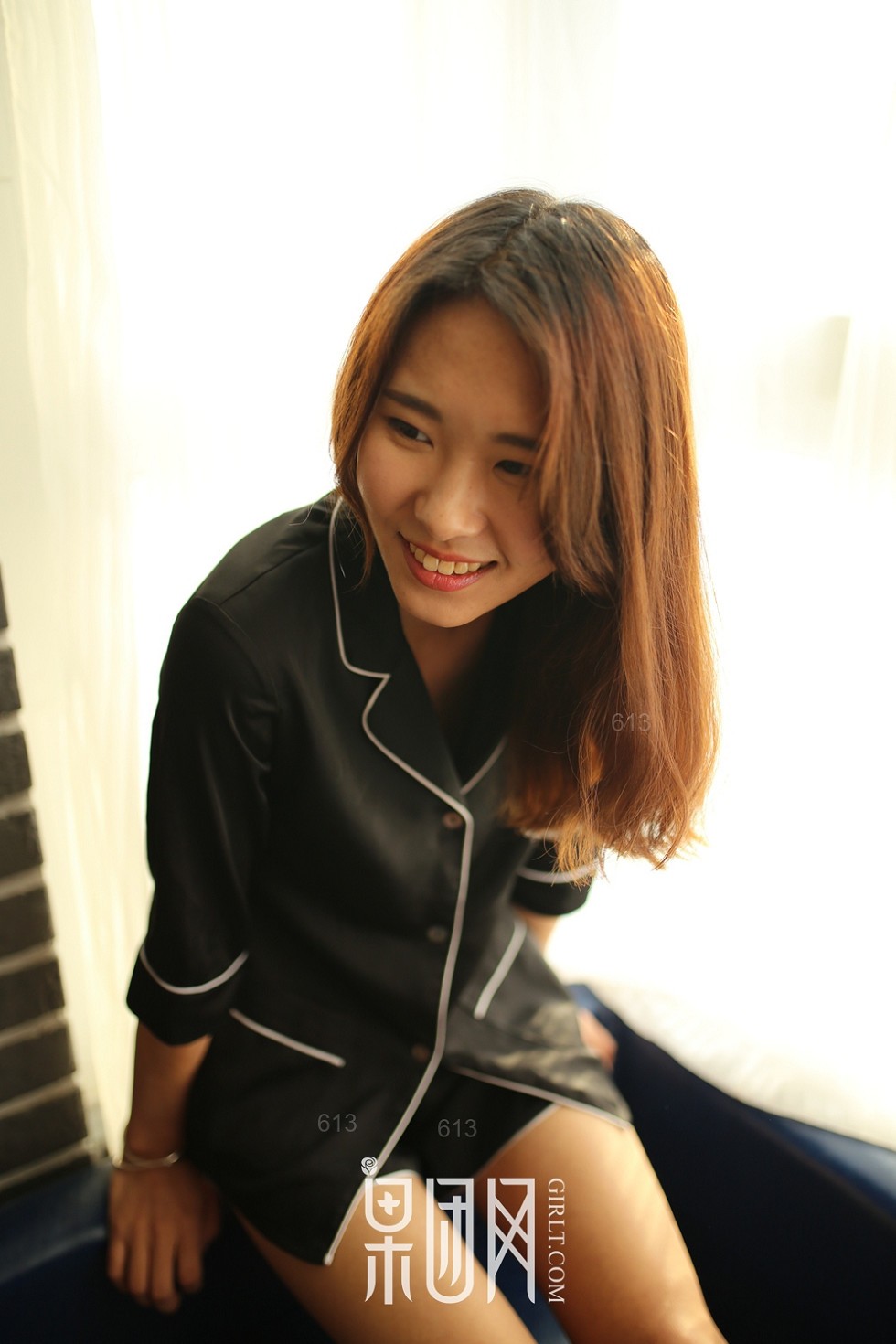 [GIRLT果团网]TG010_嫩模小南居家黑色制服+白色衬衣真空露美乳撩人诱惑写真50P