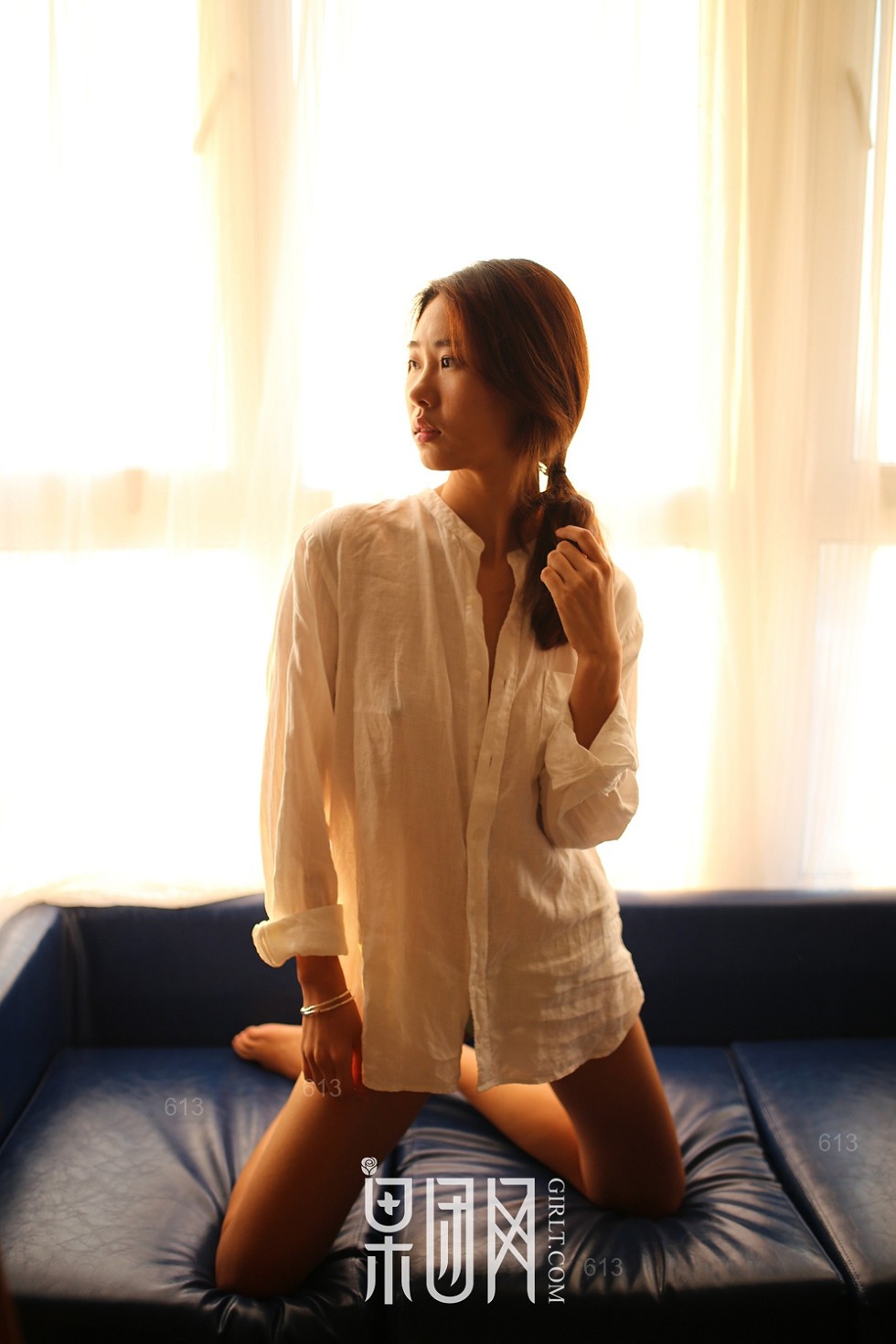 [GIRLT果团网]TG010_嫩模小南居家黑色制服+白色衬衣真空露美乳撩人诱惑写真50P