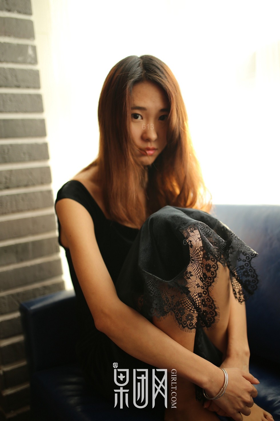 [GIRLT果团网]TG010_嫩模小南居家黑色制服+白色衬衣真空露美乳撩人诱惑写真50P