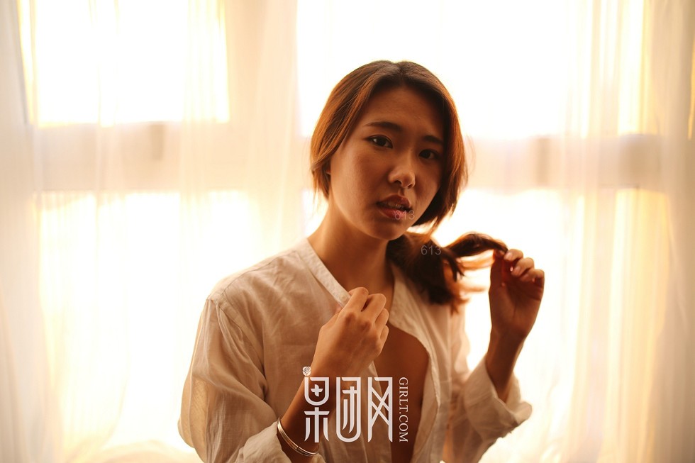 [GIRLT果团网]TG010_嫩模小南居家黑色制服+白色衬衣真空露美乳撩人诱惑写真50P