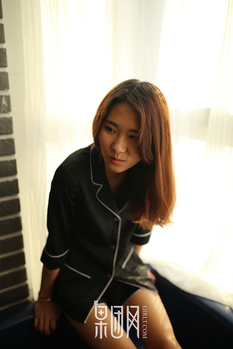[GIRLT果团网]TG010_嫩模小南居家黑色制服+白色衬衣真空露美乳撩人诱惑写真50P