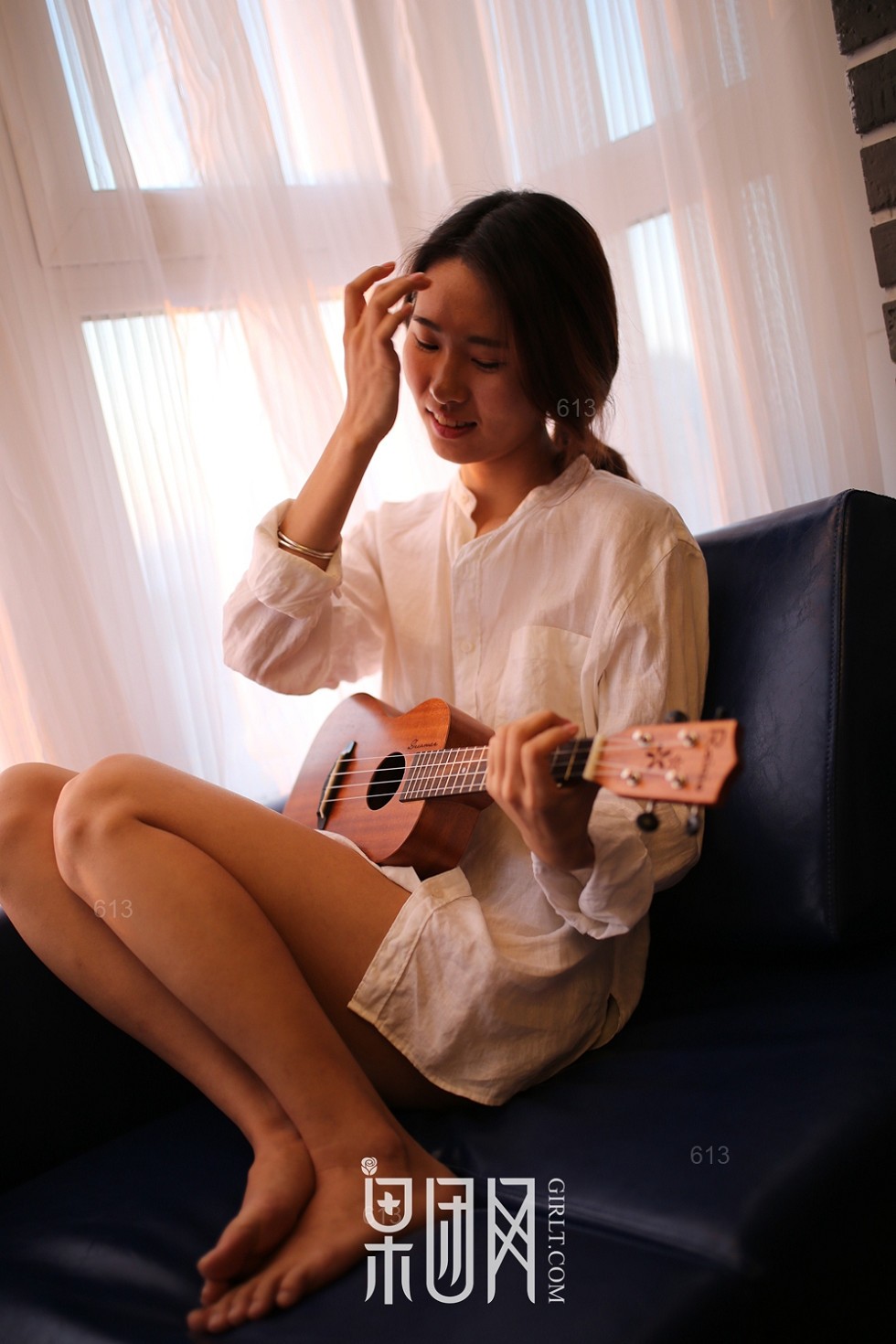 [GIRLT果团网]TG010_嫩模小南居家黑色制服+白色衬衣真空露美乳撩人诱惑写真50P