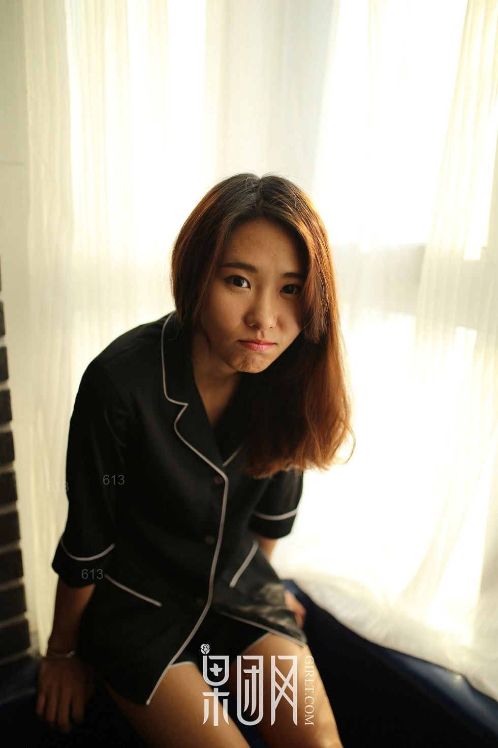 [GIRLT果团网]TG010_嫩模小南居家黑色制服+白色衬衣真空露美乳撩人诱惑写真50P