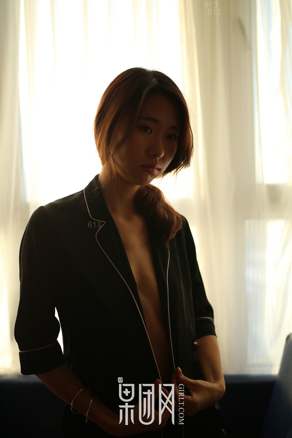 [GIRLT果团网]TG010_嫩模小南居家黑色制服+白色衬衣真空露美乳撩人诱惑写真50P