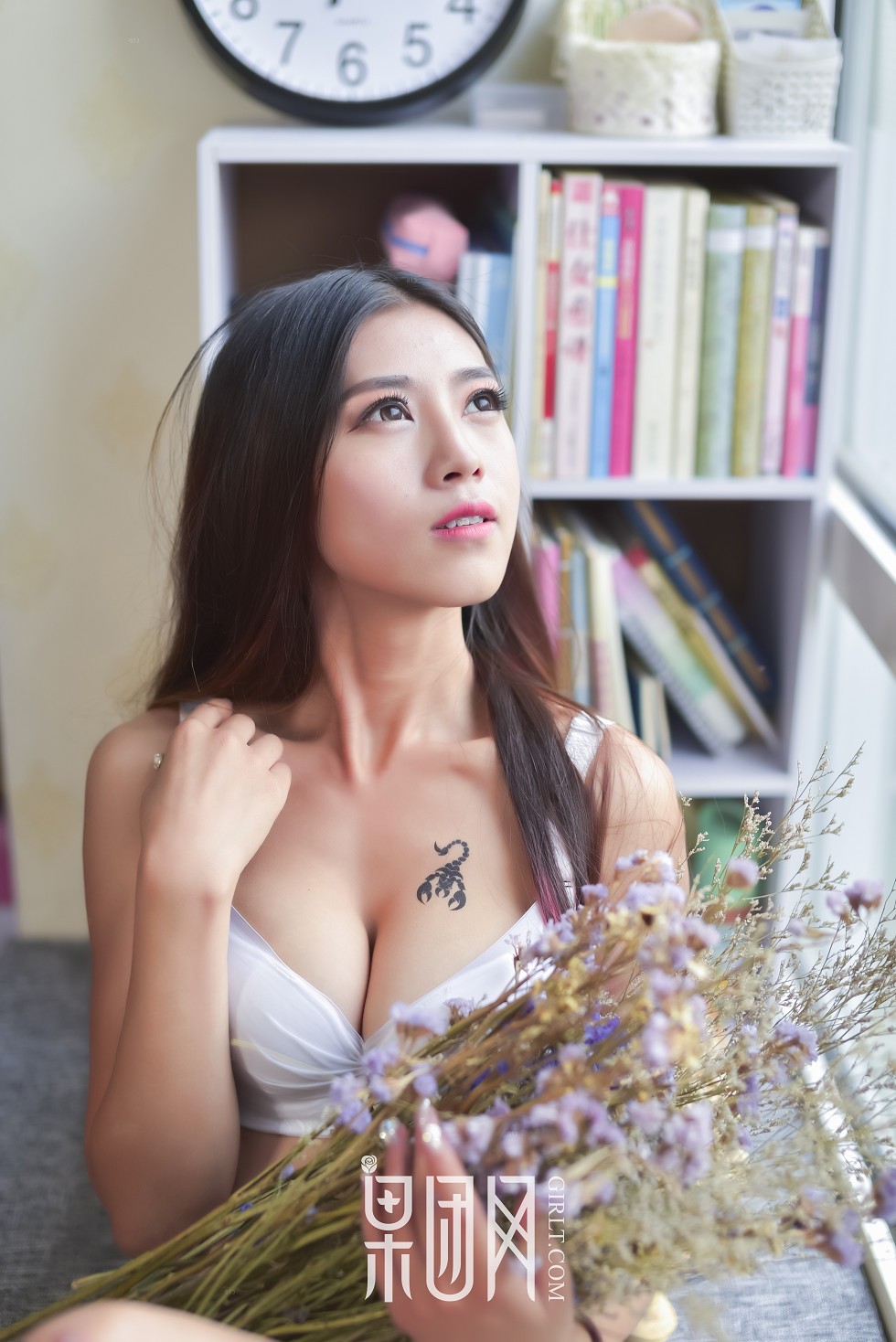 [GIRLT果团网]TG011_纹身嫩模有位伊人居家白色内衣秀美乳蝎子纹身诱惑写真40P