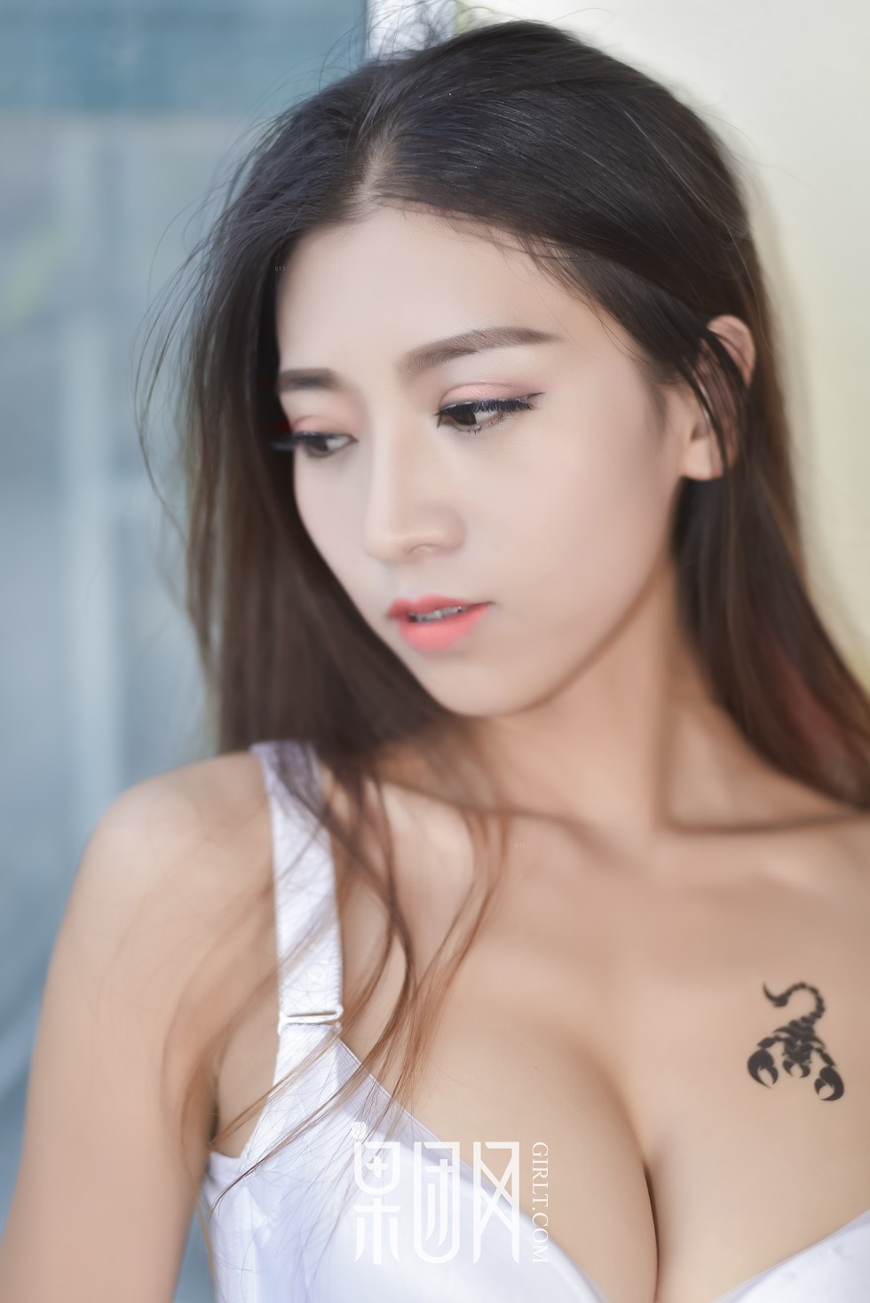 [GIRLT果团网]TG011_纹身嫩模有位伊人居家白色内衣秀美乳蝎子纹身诱惑写真40P