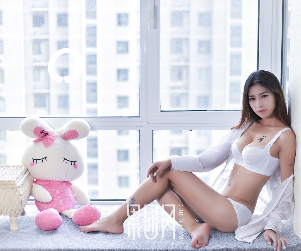 [GIRLT果团网]TG011_纹身嫩模有位伊人居家白色内衣秀美乳蝎子纹身诱惑写真40P