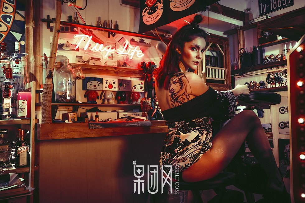 [GIRLT果团网]TG012_嫩模叛逆少女灯光昏暗小店里裸露美背秀纹身过程性感写真41P