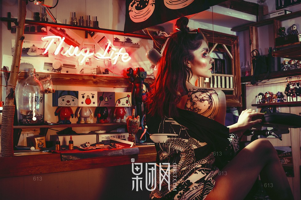 [GIRLT果团网]TG012_嫩模叛逆少女灯光昏暗小店里裸露美背秀纹身过程性感写真41P