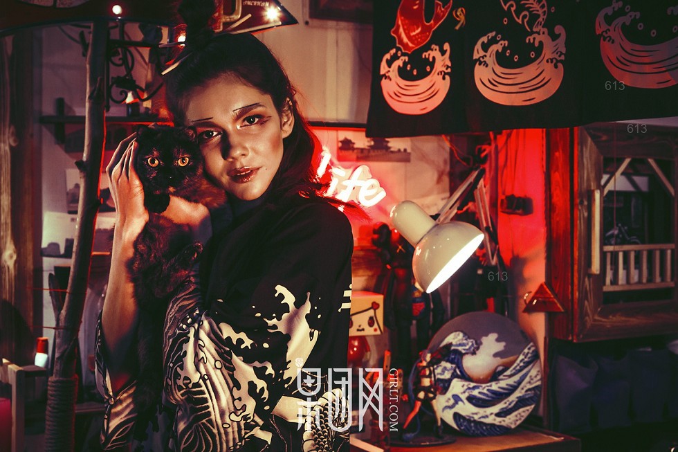 [GIRLT果团网]TG012_嫩模叛逆少女灯光昏暗小店里裸露美背秀纹身过程性感写真41P