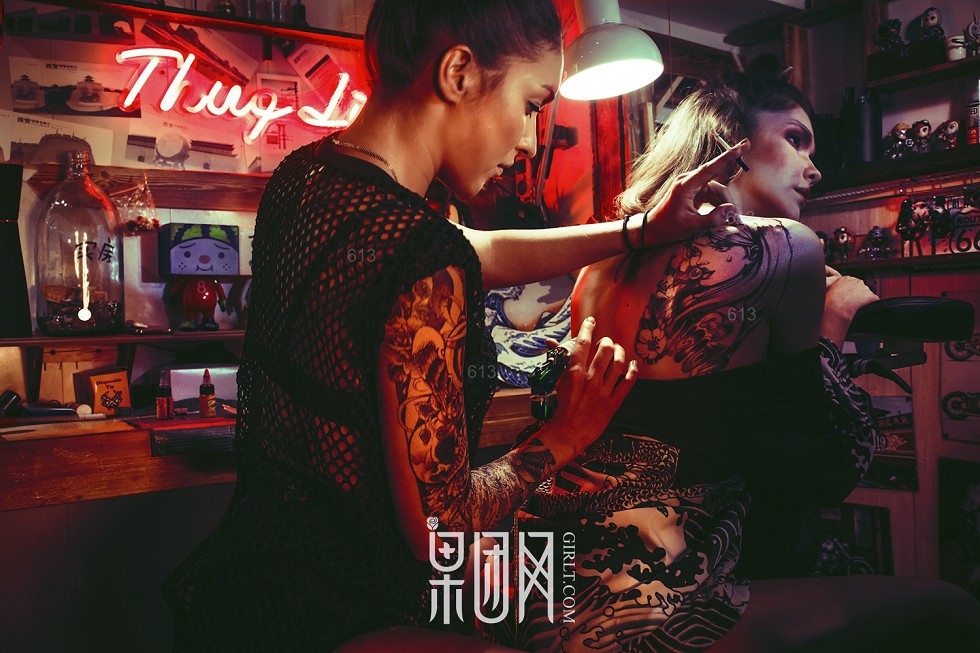 [GIRLT果团网]TG012_嫩模叛逆少女灯光昏暗小店里裸露美背秀纹身过程性感写真41P