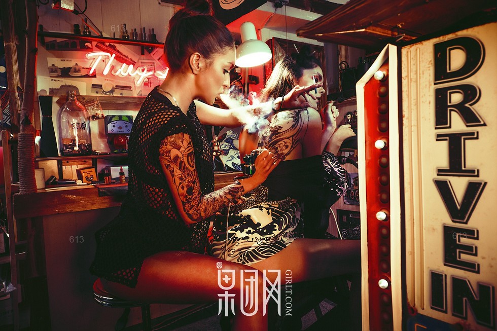 [GIRLT果团网]TG012_嫩模叛逆少女灯光昏暗小店里裸露美背秀纹身过程性感写真41P