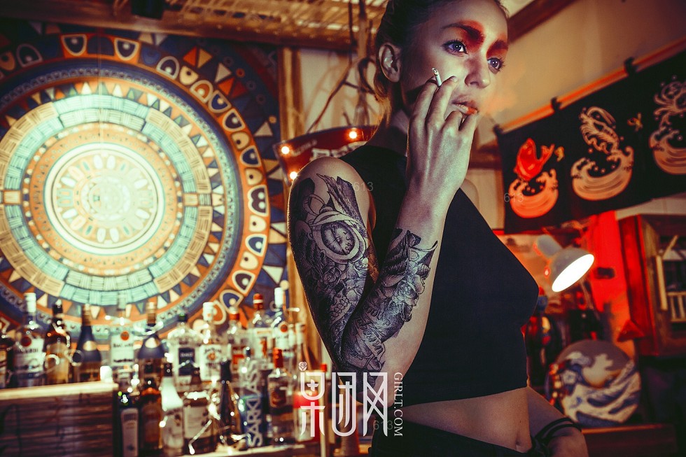 [GIRLT果团网]TG012_嫩模叛逆少女灯光昏暗小店里裸露美背秀纹身过程性感写真41P