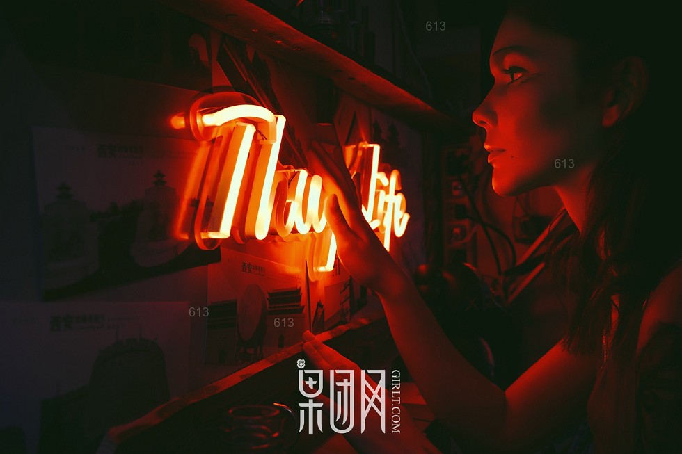 [GIRLT果团网]TG012_嫩模叛逆少女灯光昏暗小店里裸露美背秀纹身过程性感写真41P