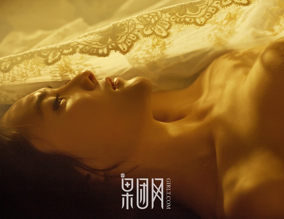[GIRLT果团网]NO.033_美女画家大尺度全裸上阵秀人体艺术傲人酥胸撩人诱惑写真45P