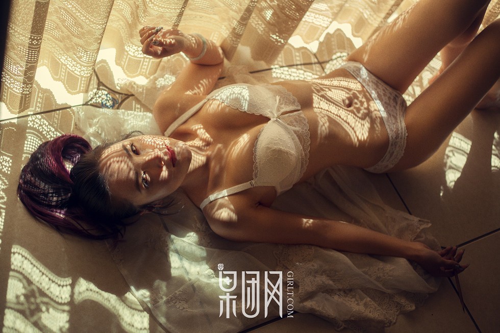 [GIRLT果团网]NO.033_美女画家大尺度全裸上阵秀人体艺术傲人酥胸撩人诱惑写真45P