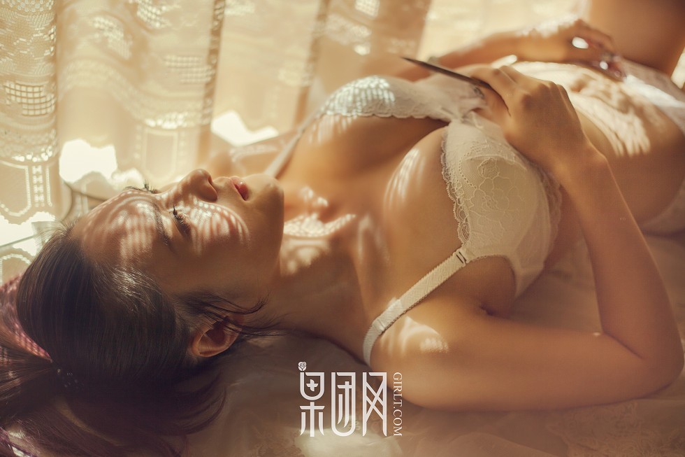 [GIRLT果团网]NO.033_美女画家大尺度全裸上阵秀人体艺术傲人酥胸撩人诱惑写真45P