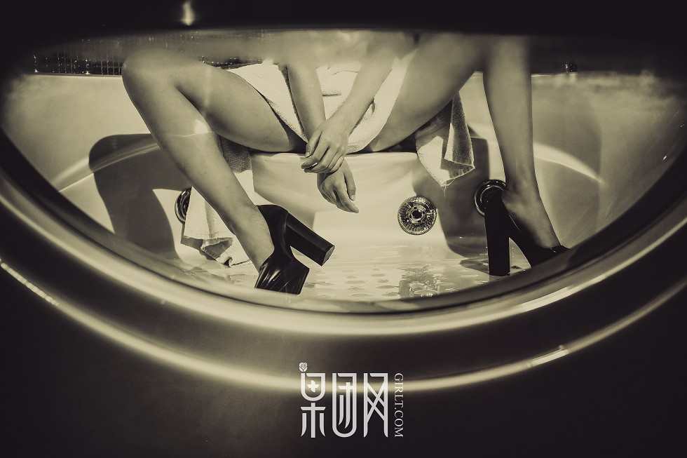 [GIRLT果团网]TG018_惨遭挟持美女残垣断壁荒无人烟处大尺度全裸秀豪乳诱惑写真19P