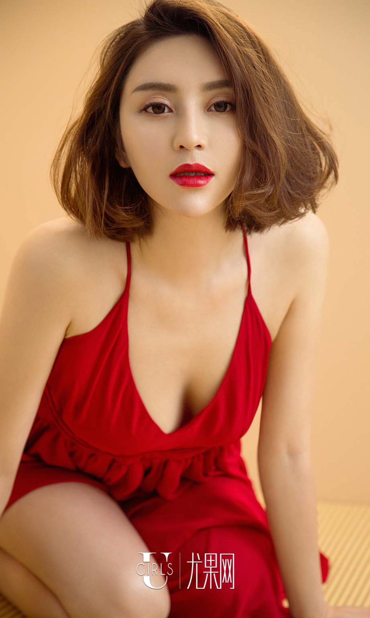 [Ugirls爱尤物]No.590_嫩模林鑫居家白色睡裙半脱秀傲人美乳狂野性感写真40P
