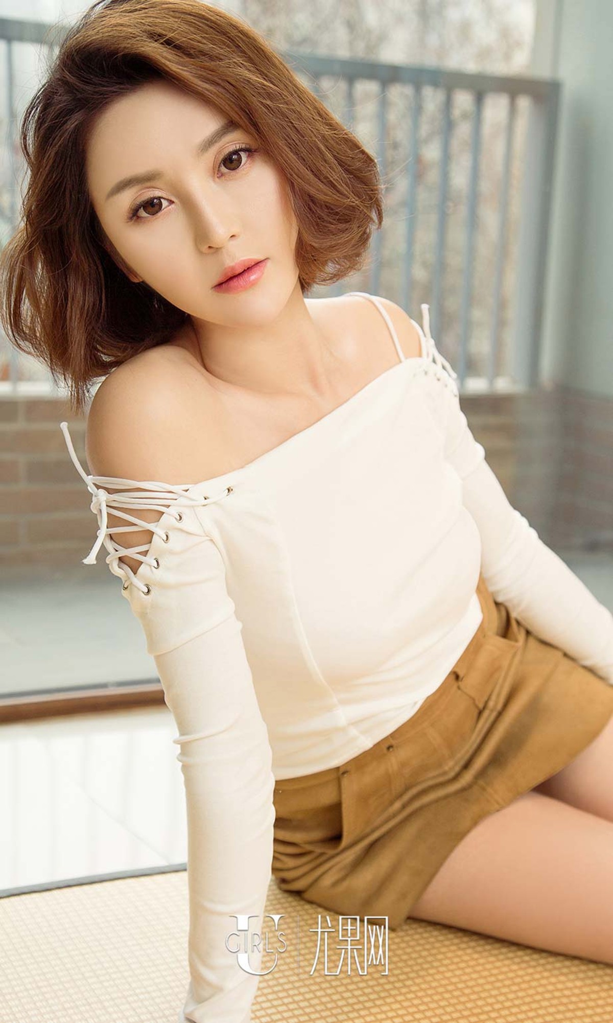 [Ugirls爱尤物]No.590_嫩模林鑫居家白色睡裙半脱秀傲人美乳狂野性感写真40P