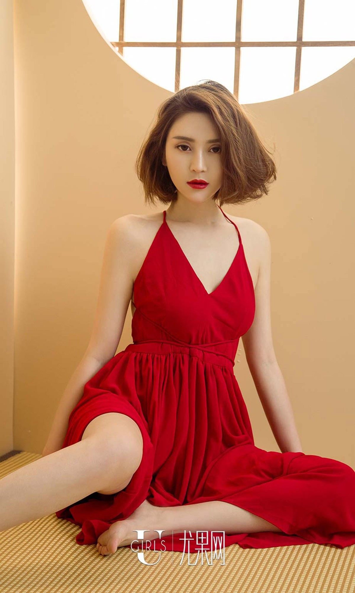 [Ugirls爱尤物]No.590_嫩模林鑫居家白色睡裙半脱秀傲人美乳狂野性感写真40P