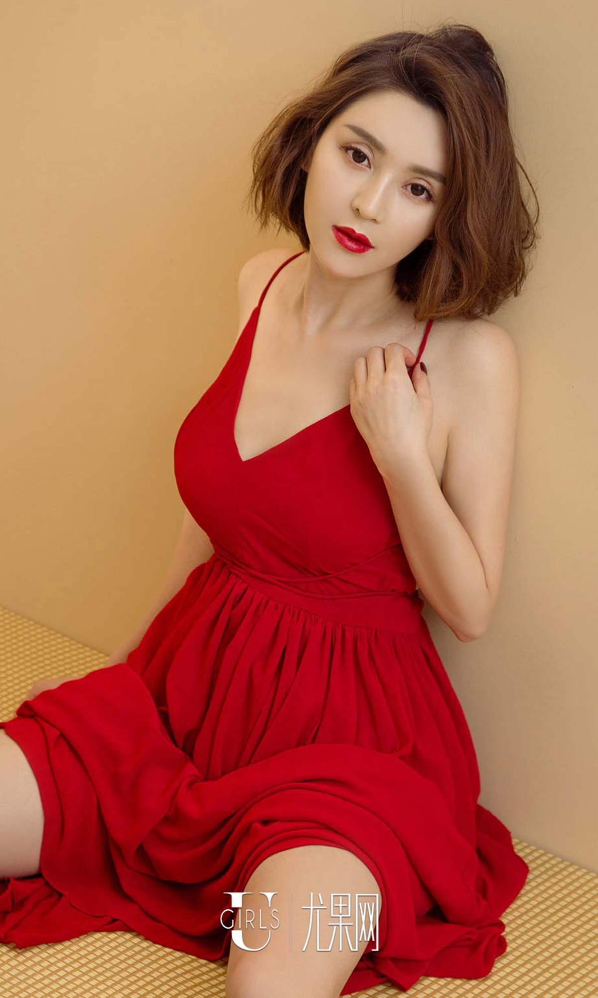 [Ugirls爱尤物]No.590_嫩模林鑫居家白色睡裙半脱秀傲人美乳狂野性感写真40P