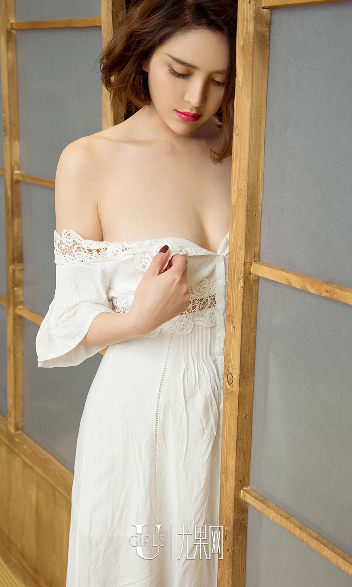 [Ugirls爱尤物]No.590_嫩模林鑫居家白色睡裙半脱秀傲人美乳狂野性感写真40P