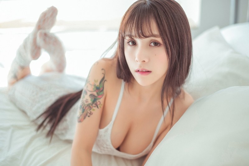女神夏美酱比基尼包不住诱人美胸(图21)