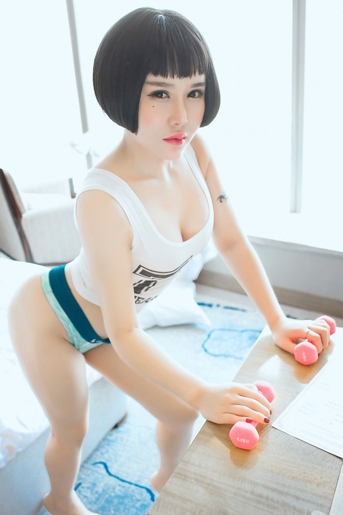 可爱妹子佑熙开胸泳衣秀浑圆美乳(图1)
