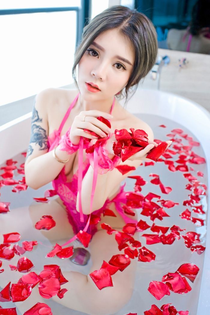 寂寞少妇爱丽莎蕾丝内衣湿身诱惑(图51)