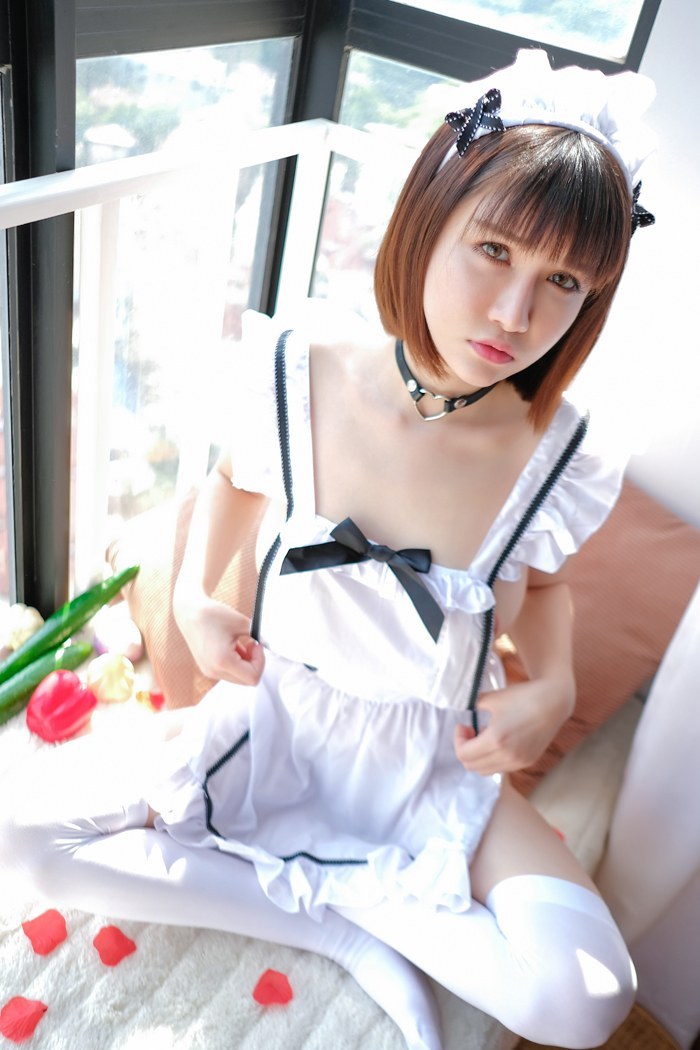 绝色尤物白丝女仆装上演制服诱惑(图2)
