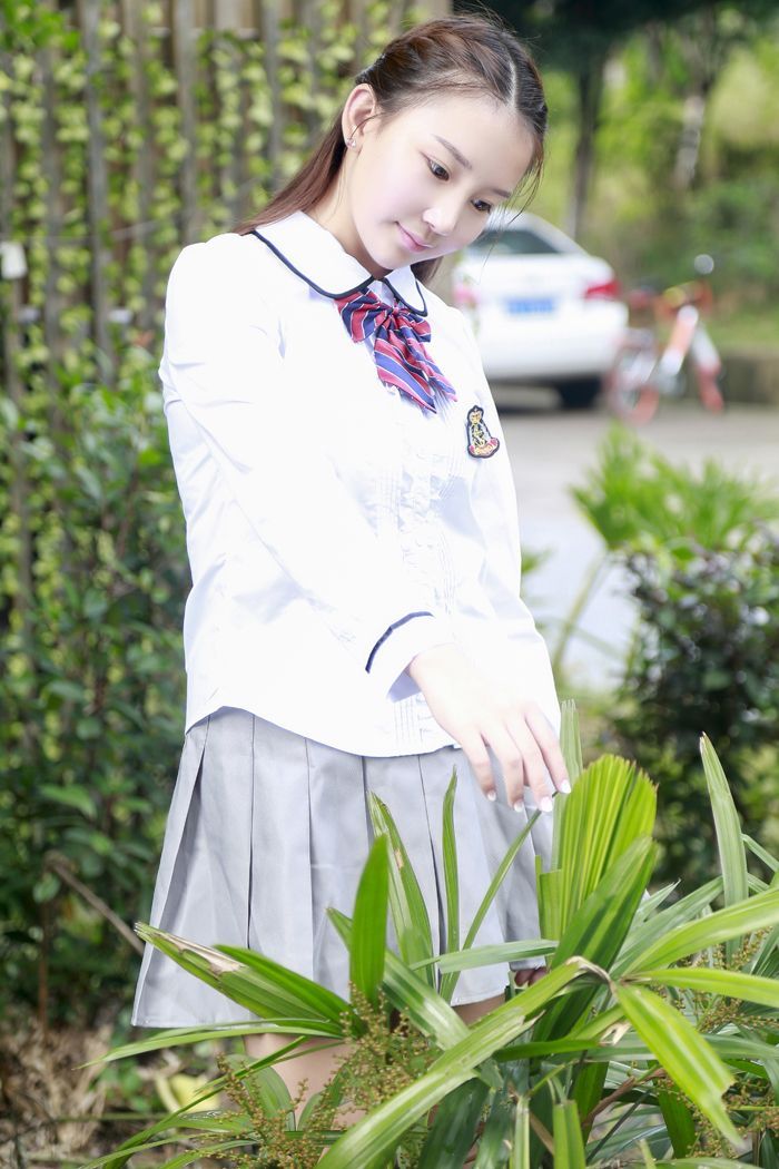 清纯学妹琪琪半裸白丝演绎制服诱惑(图3)
