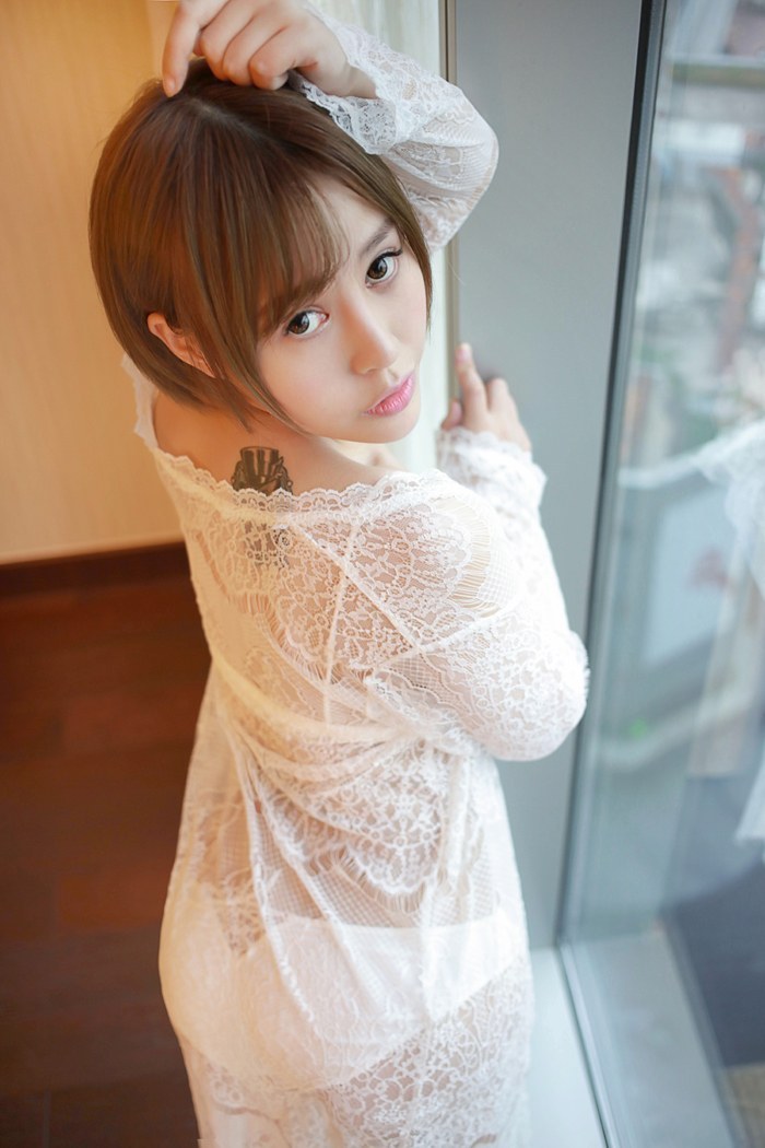 女神艾莉镂空内衣酥胸大露很吸睛(图10)